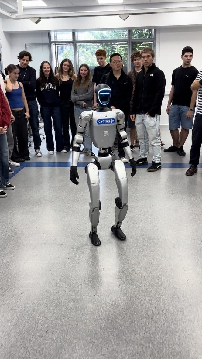 El robot humanoide Unitree G1 parado en el laboratorio frente a un grupo de estudiantes
